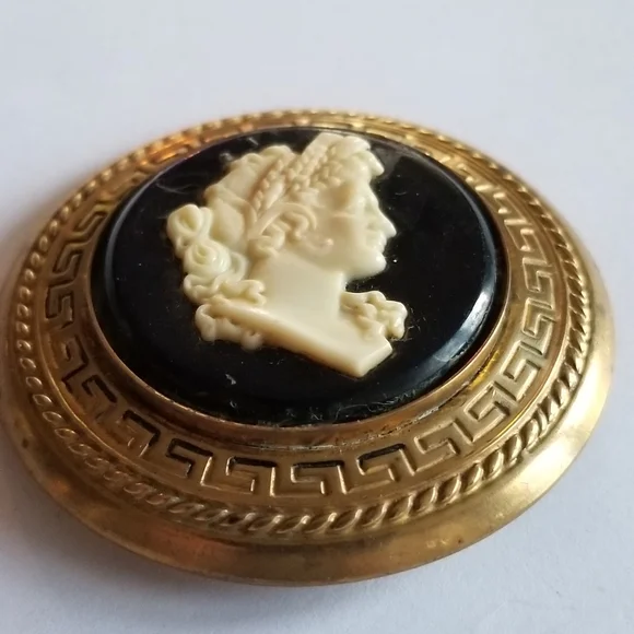 Vintage Gone with the Wind cameo brooch Scarlett O'Hara Lux Soap pin gol… - Picture 6 of 11